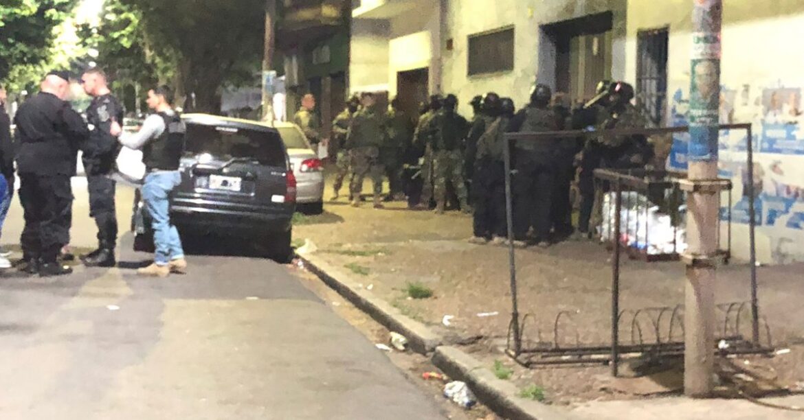 Un hombre está atrincherado hace más de 9 horas con un amigo de rehén y efectuó casi 300 disparos