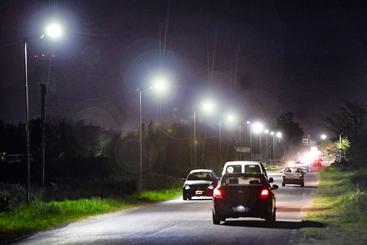 Instalan nuevas luces LED en la Avenida 38, que conecta Romero y San Carlos