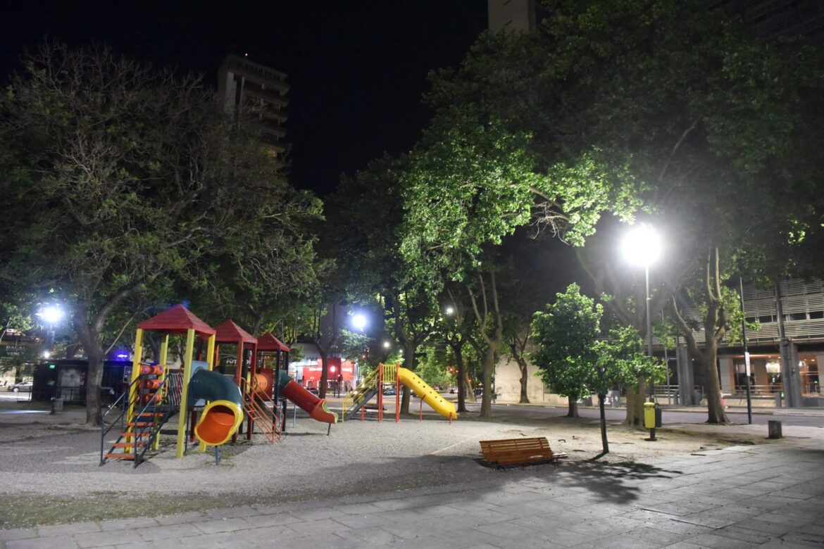 Nuevas torres, reflectores y columnas: el Municipio renovó la iluminación LED de Plaza Moreno