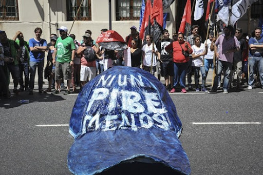 Una multitud de jóvenes participa de la «Marcha de la Gorra» contra la violencia institucional