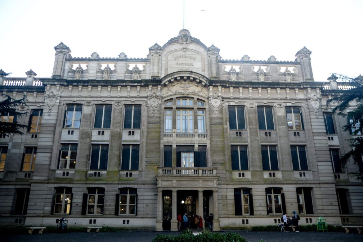 Más de 6.300 niños y jóvenes se anotaron para 753 vacantes en los colegios de la UNLP