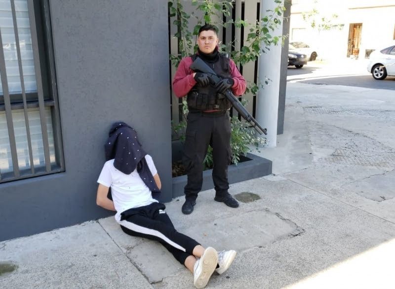 Detienen a dos hombres tras robar una casa en el barrio porteño de Parque Chas