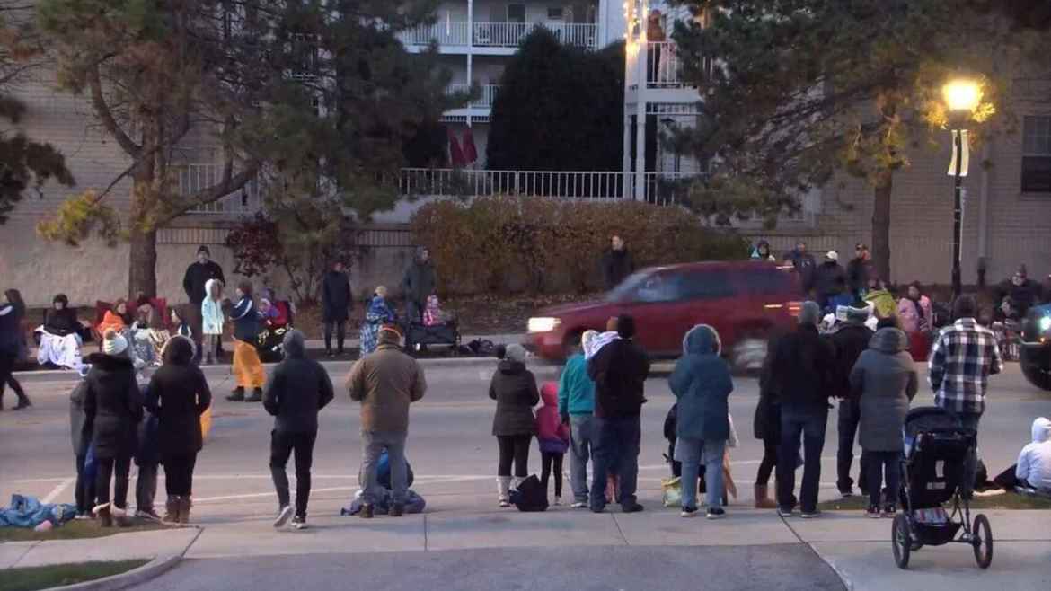Cinco muertos y 40 heridos por una camioneta que embistió un desfile navideño en EEUU