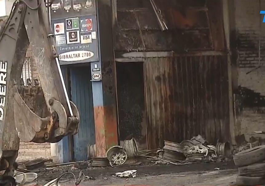 Mueren un matrimonio y su hijo de 10 años tras un incendio en una gomería de La Matanza