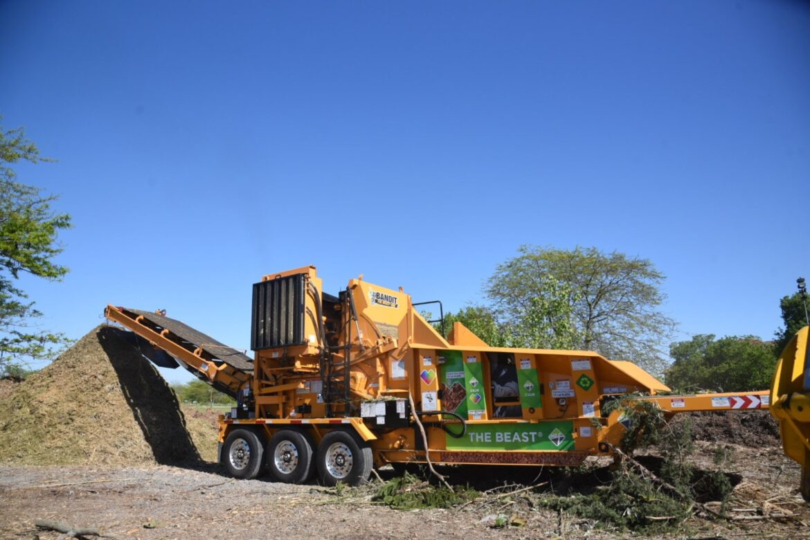 El Municipio de La Plata incorporó una nueva máquina chipeadora que transforma los restos de poda en abono orgánico