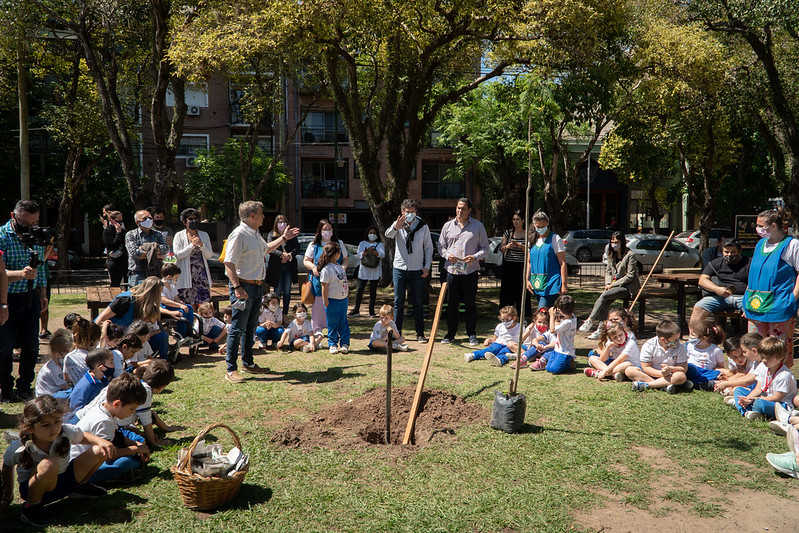 San Isidro: alumnos del colegio 20 de junio plantaron un árbol en la plaza Castiglia