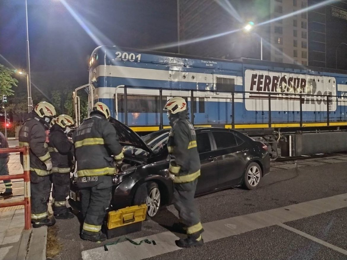 Una locomotora arrolló a un automóvil en Puerto Madero y sus ocupantes resultaron ilesos