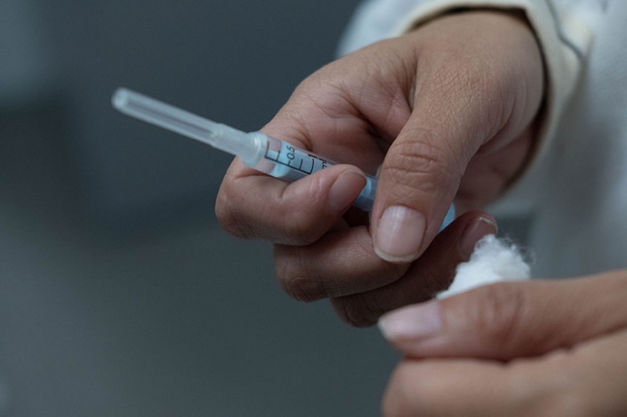 Científico de Oxford considera factible desarrollar «muy rápido» una vacuna contra variante Ómicron