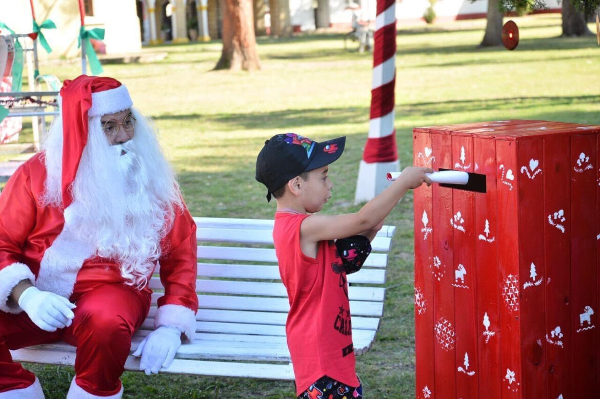 Miles de niños ya le dejaron su carta a Papá Noel, que hoy estará en Los Hornos