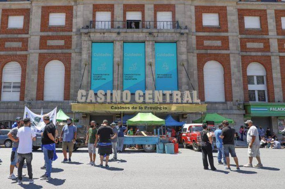 Sigue el acampe de organizaciones sociales frente al casino marplatense en reclamo de «trabajo genuino», estamos esperando que Montenegro nos de una respuesta