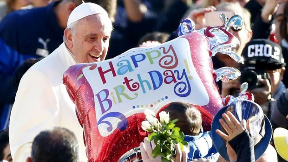 Francisco cumple 85 años y lo festeja con refugiados de Asia y África
