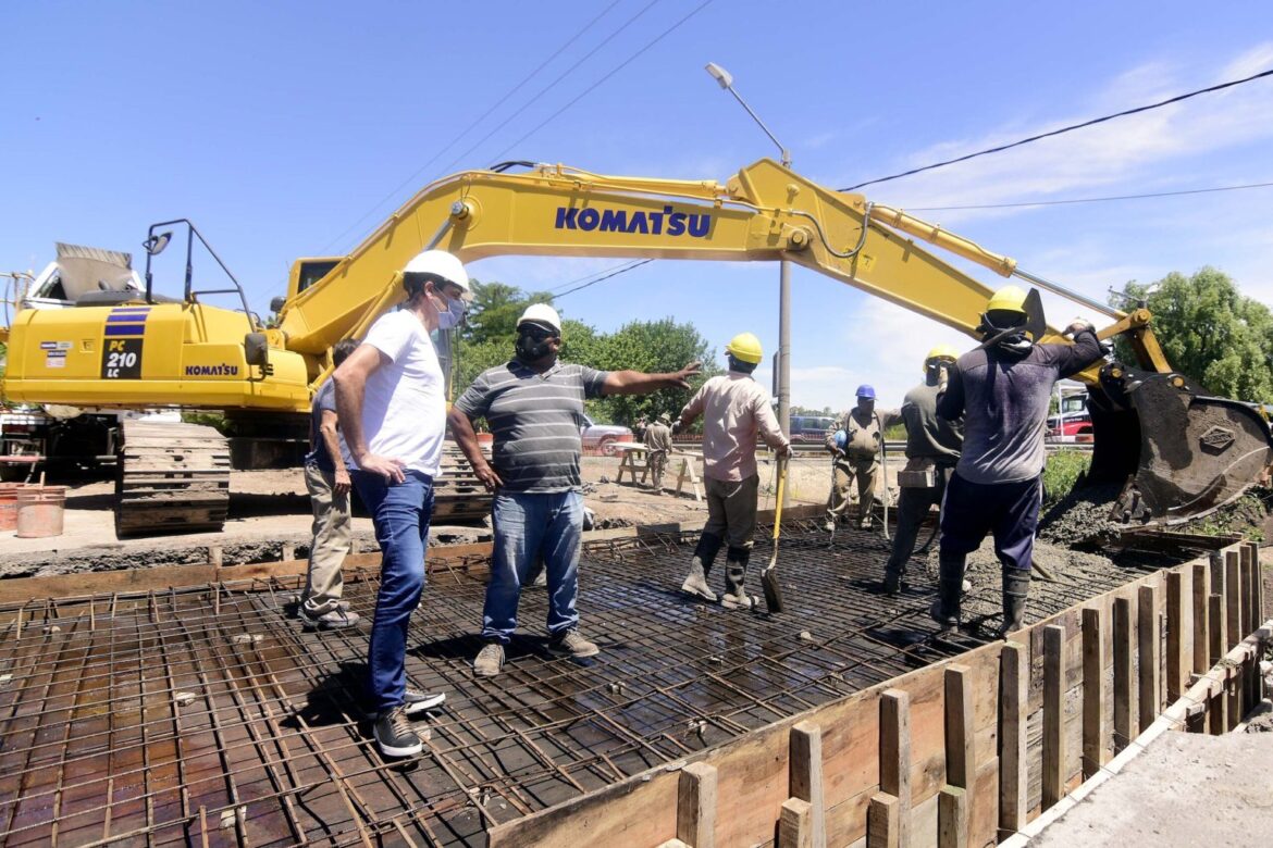 Garro supervisó los avances del puente sobre el Arroyo Garibaldi y Avenida 7