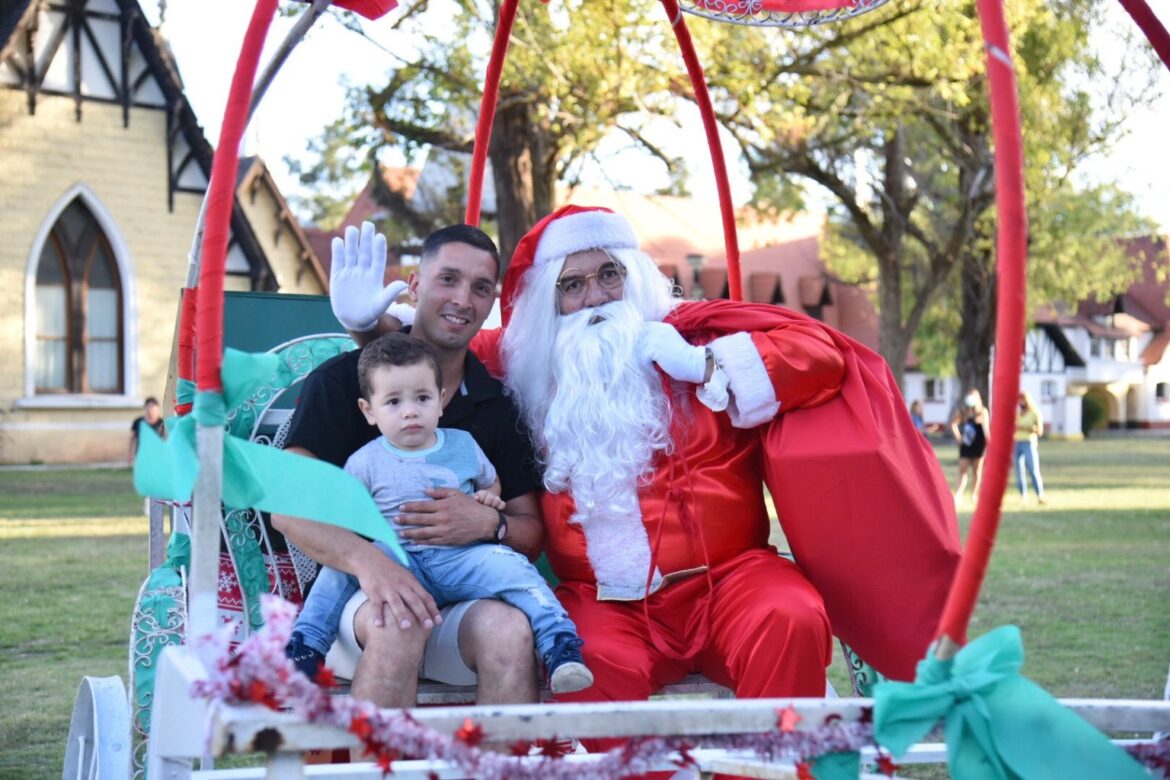 La Plata: Previo a la Navidad, Papá Noel estará recibiendo cartas en el árbol de la puerta de la Municipalidad