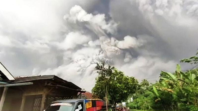 Ascienden a 13 los muertos tras la erupción de un volcán en Indonesia