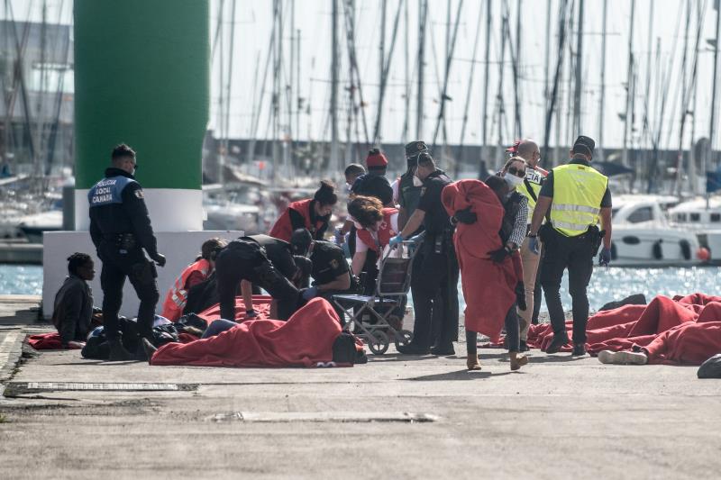 Un bebé muerto entre casi 300 migrantes rescatados en el Atlántico cerca de islas de España
