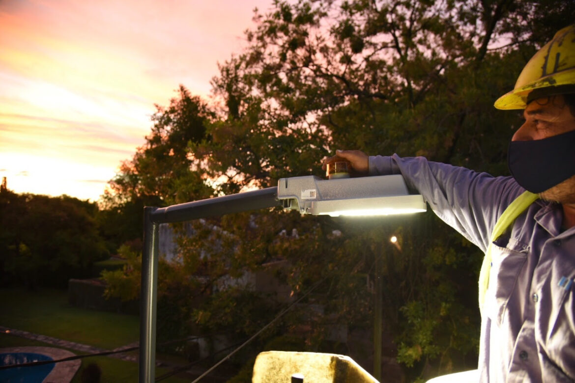 Instalan cerca de 500 luces LED en distintos barrios platenses