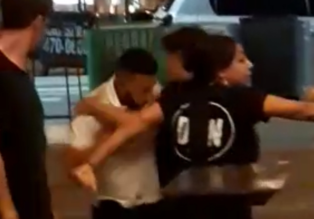Video: Mozos y clientes a las trompadas en un bar de Mar del Plata