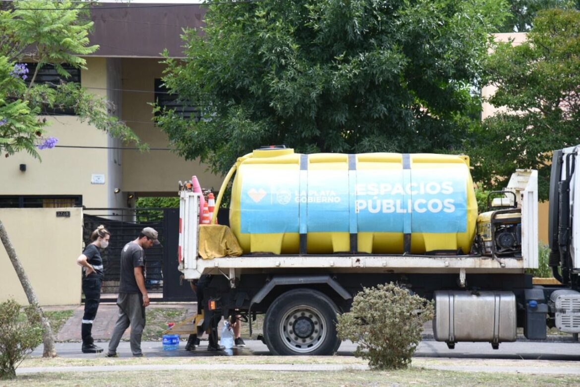 La Plata: El Municipio lleva distribuidos más de 250 mil litros de agua en los barrios