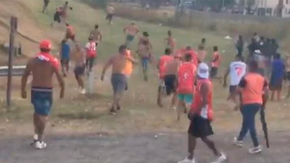 Enfrentamiento entre manifestantes y la barra de Independiente, murió un hincha y dos se encuentran en estado critico