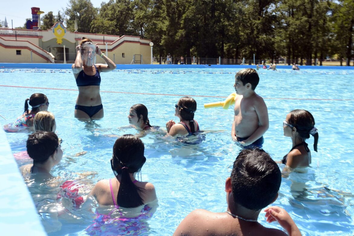 La Plata: Con clases de natación y gimnasia en el agua, se puso en marcha el programa “Aprendiendo a nadar”