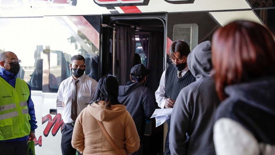 Mañana comienza a regir pase sanitario en transporte de media y larga distancia en Buenos Aires
