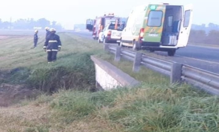 Tres muertos y tres heridos al chocar dos autos en la Autovía 2, en Las Armas