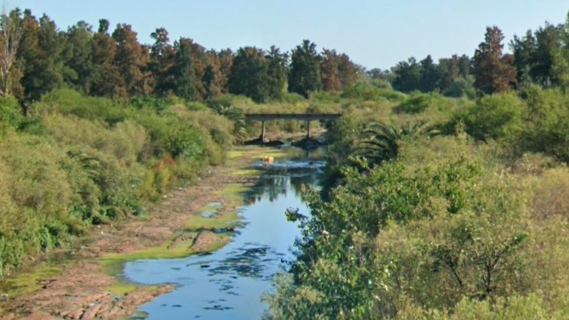 Hallan el cadáver de un adolescente baleado en la cabeza a la vera de un arroyo en Rosario