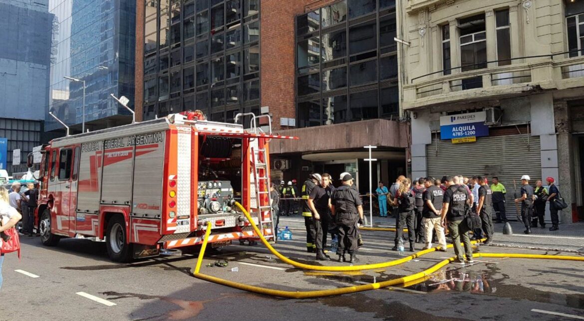 Una mujer murió y varias personas fueron rescatadas por un incendio en un hotel del centro porteño