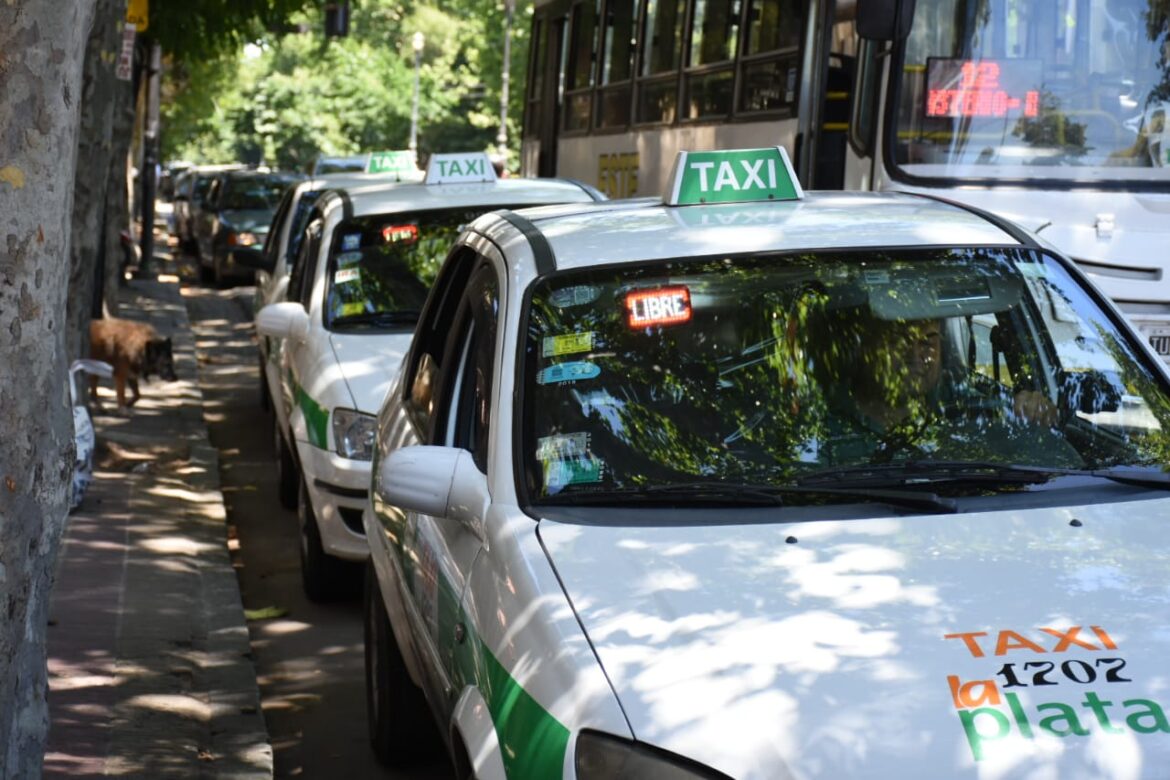 Viajar en taxi en La Plata será más caro en horario nocturno