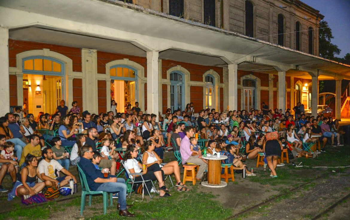 La Plata: Con la posibilidad de elegir el film a proyectar, el Cine Móvil estará en las calles de Meridiano V