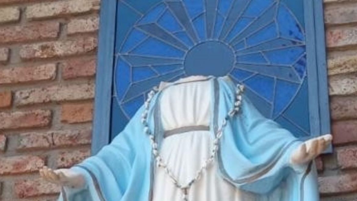 Decapitan a la Virgen de la Medalla Milagrosa en Santa Fe