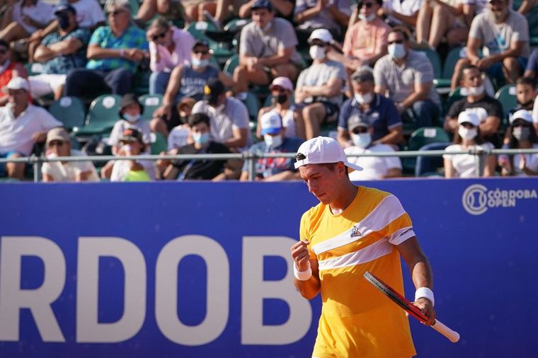 El tenista Báez logró una gran victoria ante el chileno Garín en Córdoba y pasó a cuartos de final