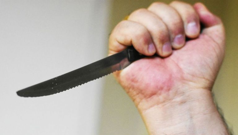 Detienen a hombre amenazó a su expareja con un cuchillo pese a orden de restricción
