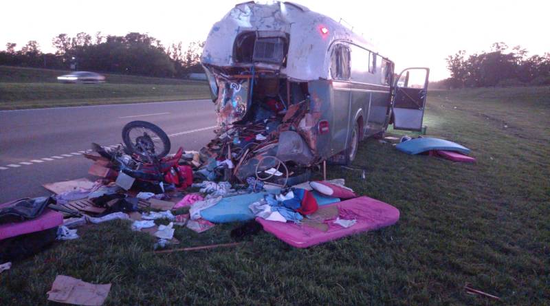 Un muerto y cinco heridos al chocar un camión y un motorhome en Zárate