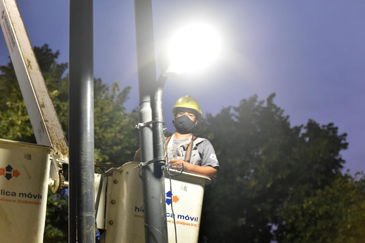 La Plata: Mega Plan de Iluminación, el Municipio continúa con la colocación de paletas LED en reemplazo de los globos de sodio