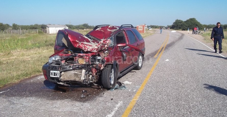 Tres muertos en un choque frontal entre un micro y un auto en Santa Fe
