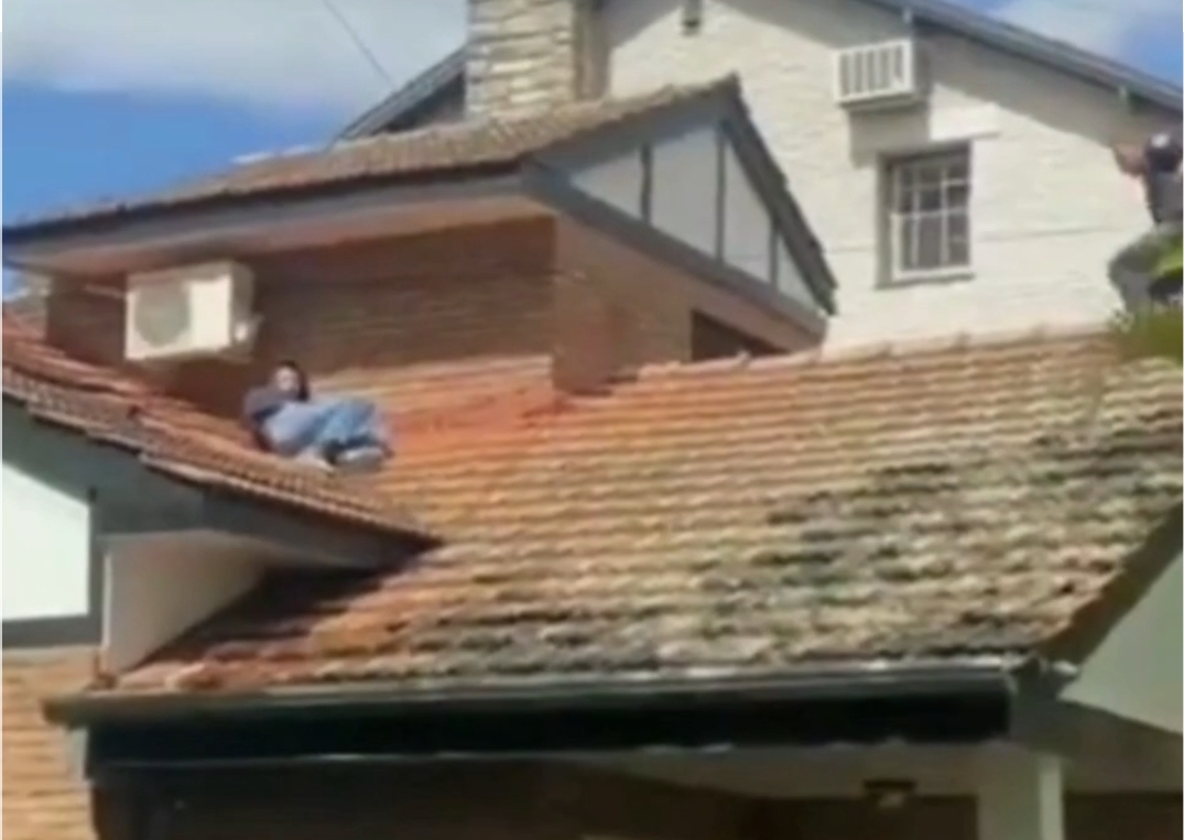 Video: Insólito volvió de una fiesta y se quedo dormido en el techo la policía pensó que era un ladrón