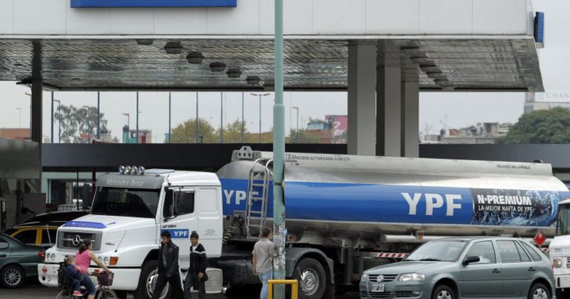 Una «estación de servicio móvil» de YPF abastece autobombas y camiones en Corrientes