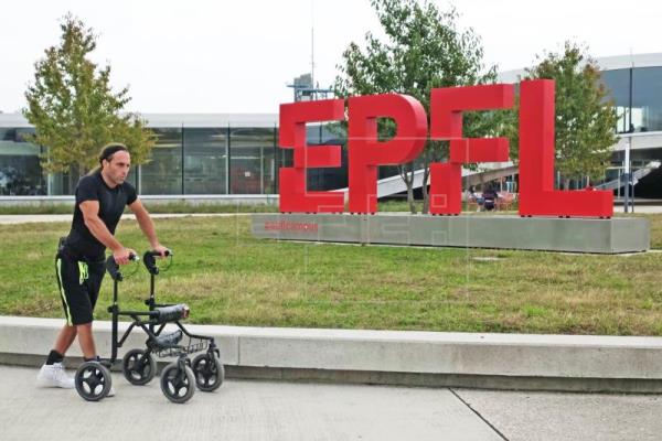 Tres parapléjicos vuelven a caminar con un implante de electrodos en la médula espinal
