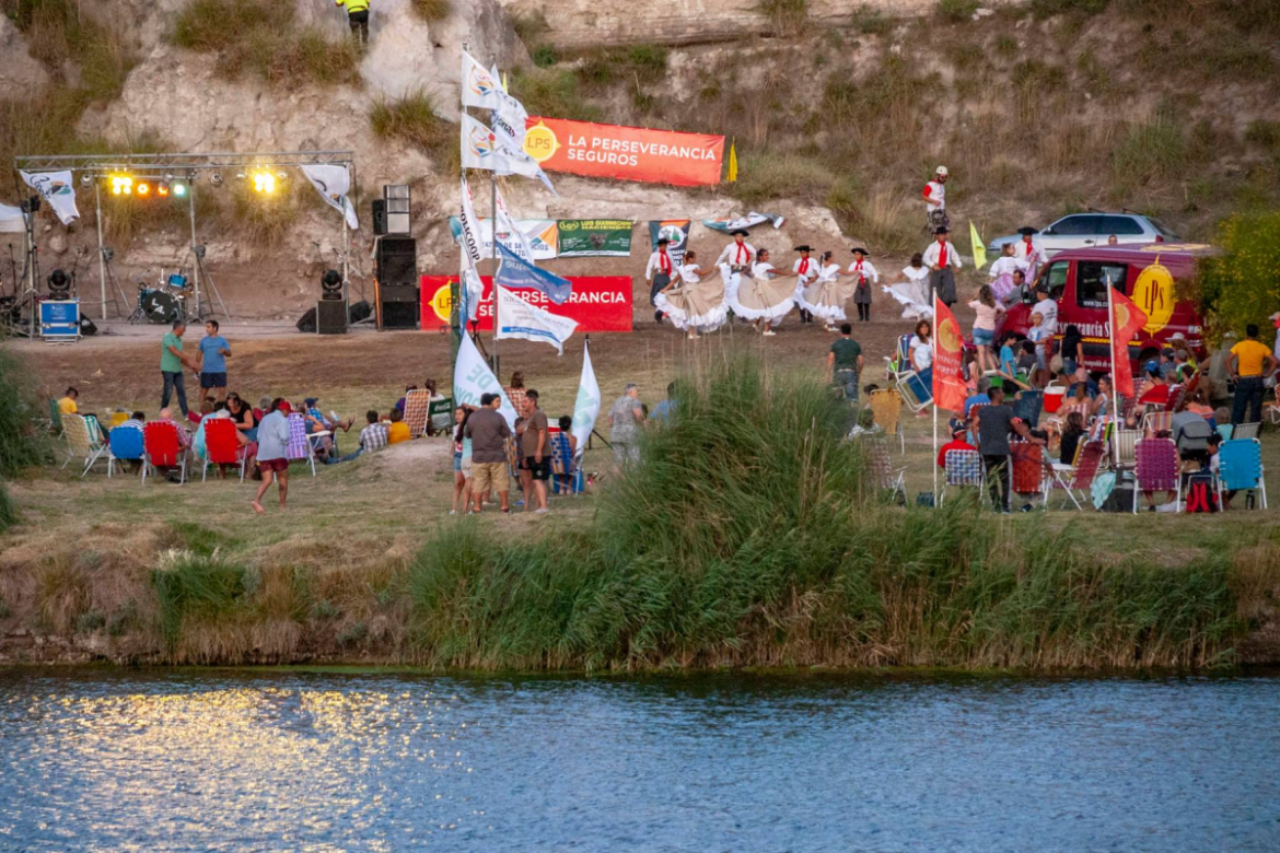 Patio de comidas, artesanos y shows en Festival del Río Quequén Salado