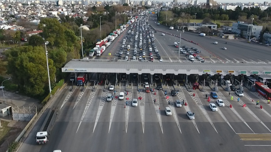 Con disparos de ametralladora, escapan de un control policial en el Acceso Oeste