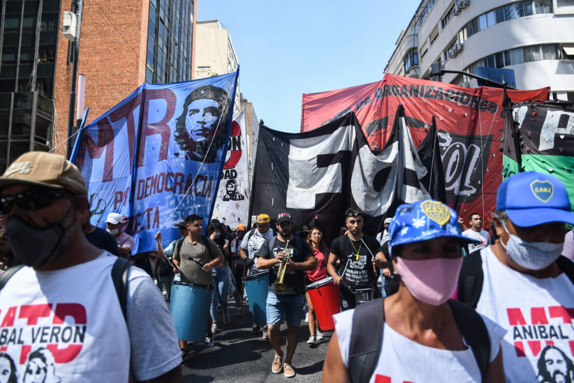 Se mantienen protestas frente a los ministerios de Desarrollo Social y Trabajo