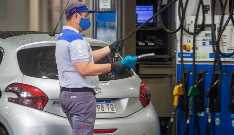 La petrolera YPF aumentaro desde este medianoche un 9,5 % promedio el precio de sus combustibles básicos y 11,5% promedio en los premium, en lo que será el segundo incremento dispuesto en el año, informaron fuentes de la compañía.