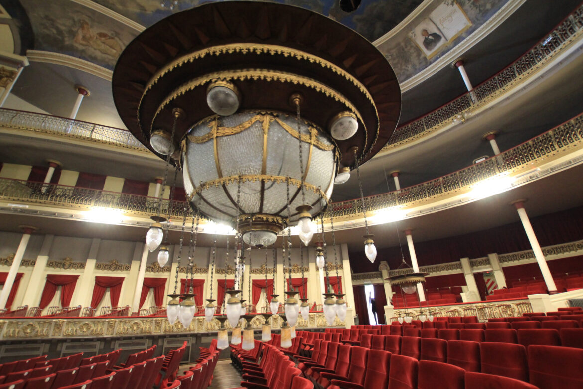 La Plata: con la puesta en valor de la histórica araña de luces, el Coliseo Podestá se prepara para la temporada 2022