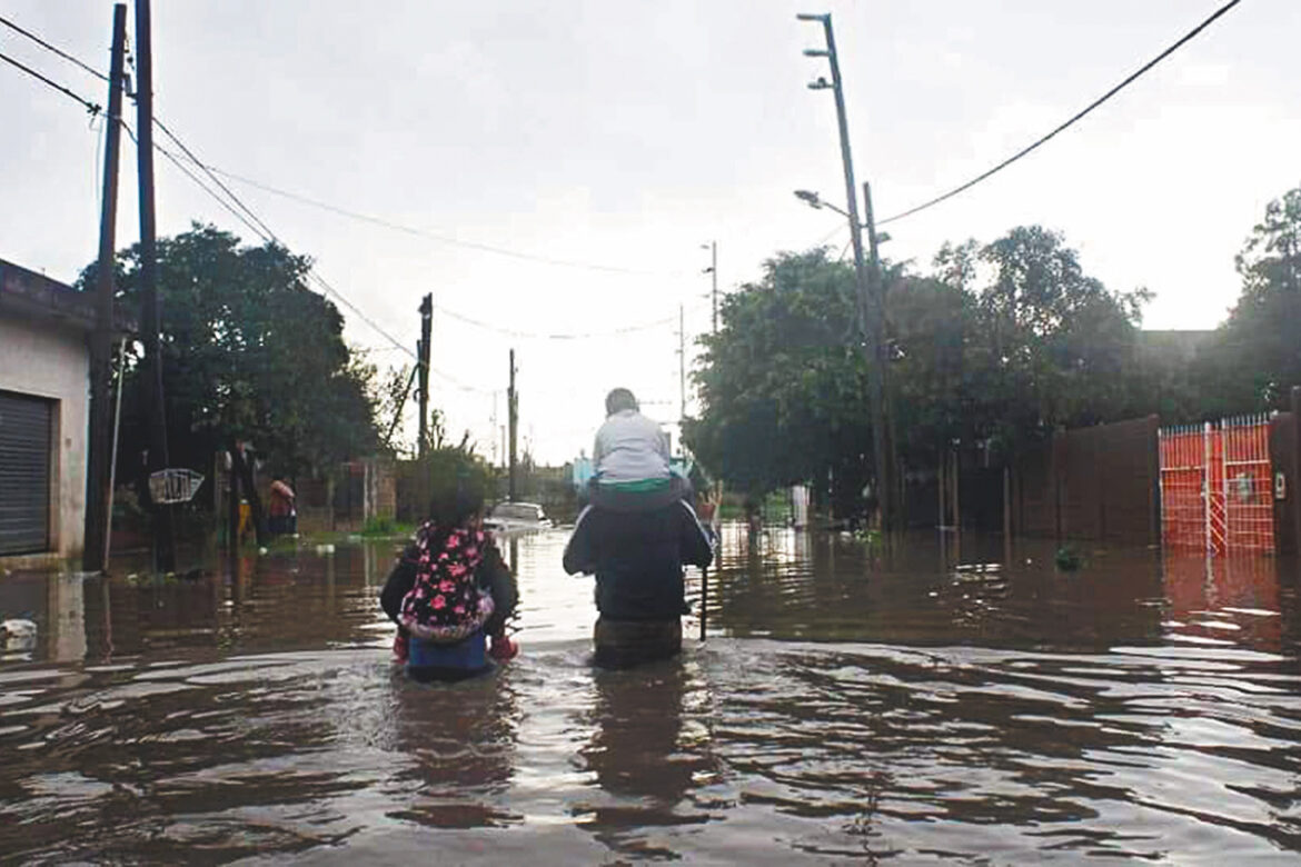 Gobierno bonaerense asiste a vecinos de Bahía Blanca afectados por el temporal