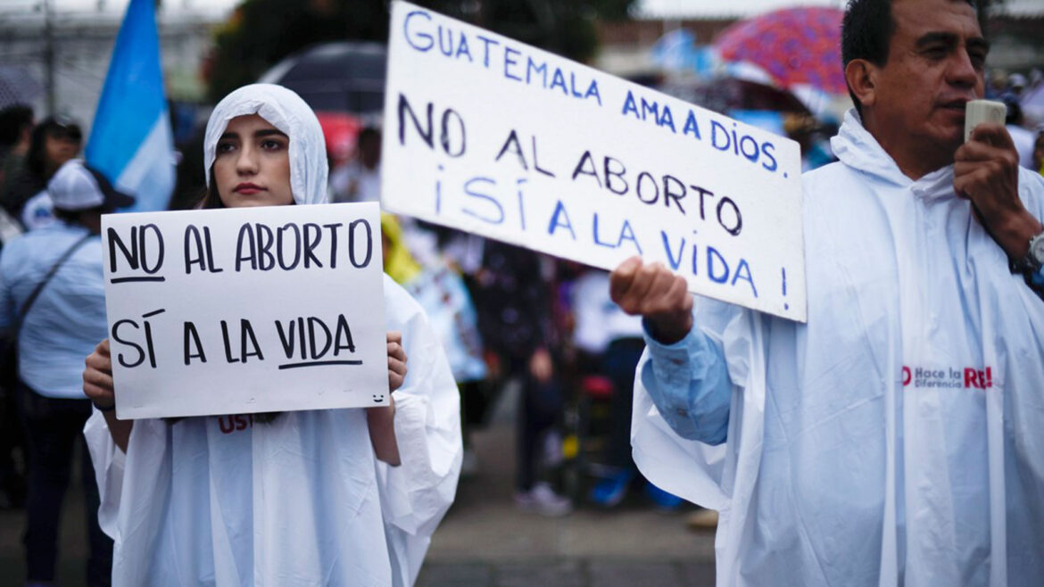 Guatemala endurece hasta 10 años las penas por aborto y prohíbe el matrimonio igualitario