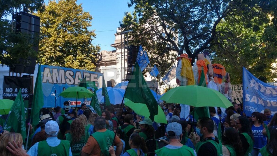 Maestros de Santa Fe cumplen segundo día de paro y serán convocados a reunión paritaria