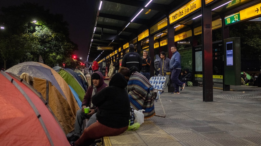 Continúa la protesta de grupos piqueteros sobre la avenida 9 de Julio