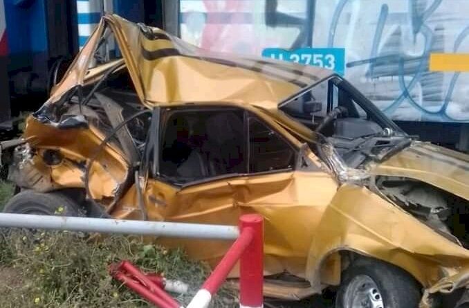 Una formación del Tren Roca embistió un auto que intentó cruzar el paso a nivel