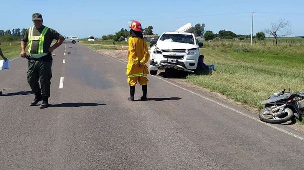 Mueren dos personas al chocar una moto con una camioneta en acceso a Santa Fe